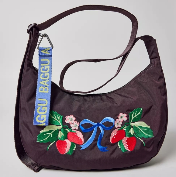 BAGGU Handbags - NWT BAGGU UO Exclusive Medium Nylon Crescent Bag Strawberry Embroidered
